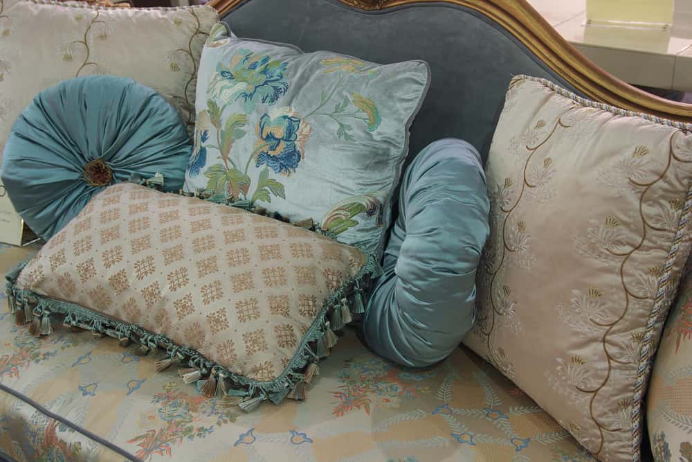 How to Decorate With Throw Pillows According to Experts