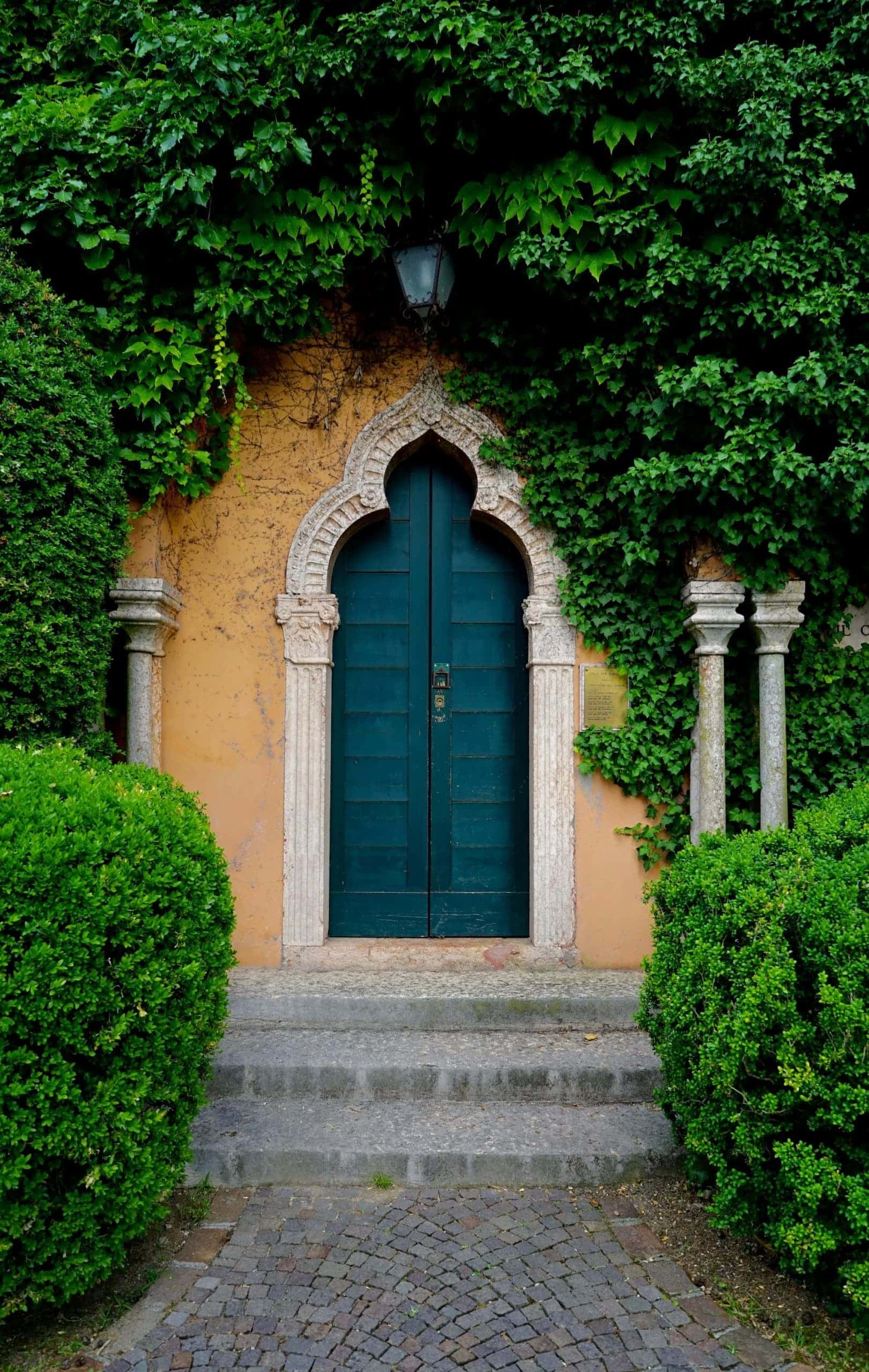 https://www.homelane.com/blog/wp-content/uploads/2022/10/stunning-round-door-design.jpg