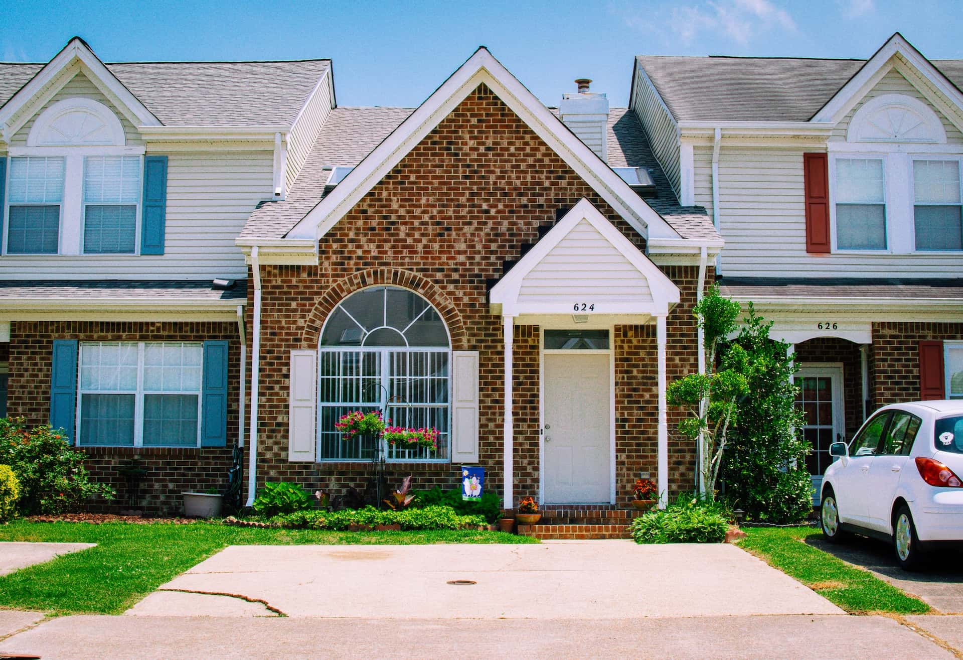 charming suburban pillar arch