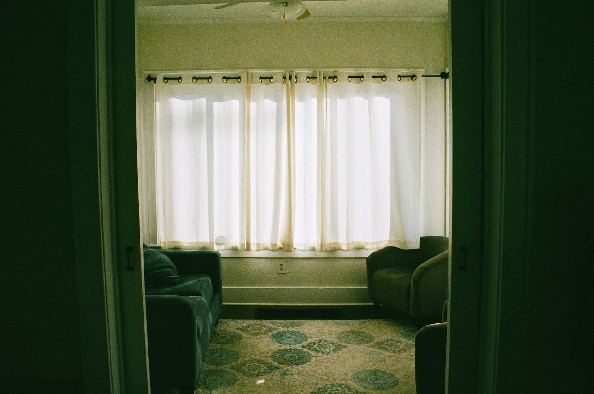 difference between drapes and curtains