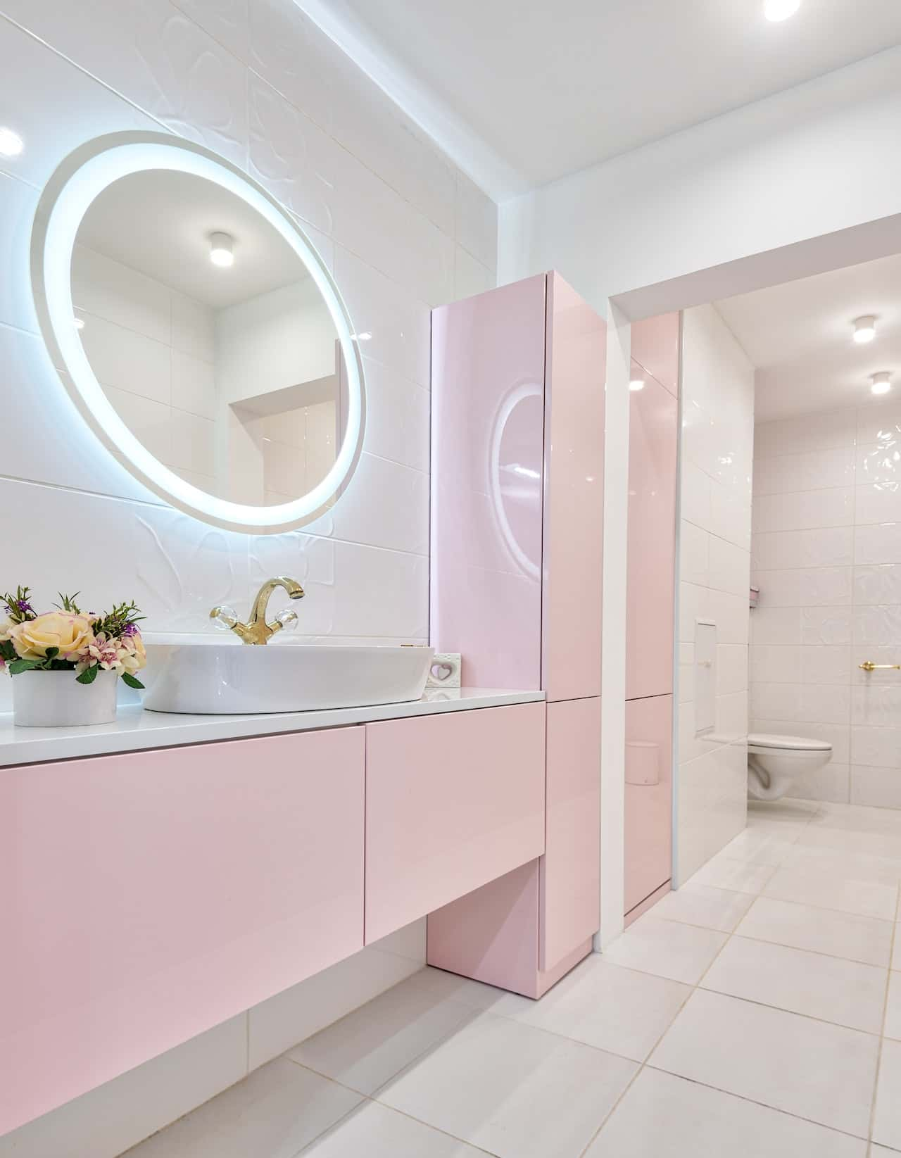 luxe bathroom barbiecore design